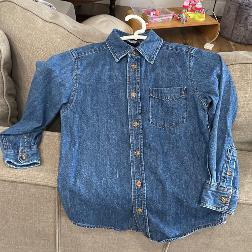 Wrangler blue denim young men’s shirt. Size 8. Single pocket-button down.